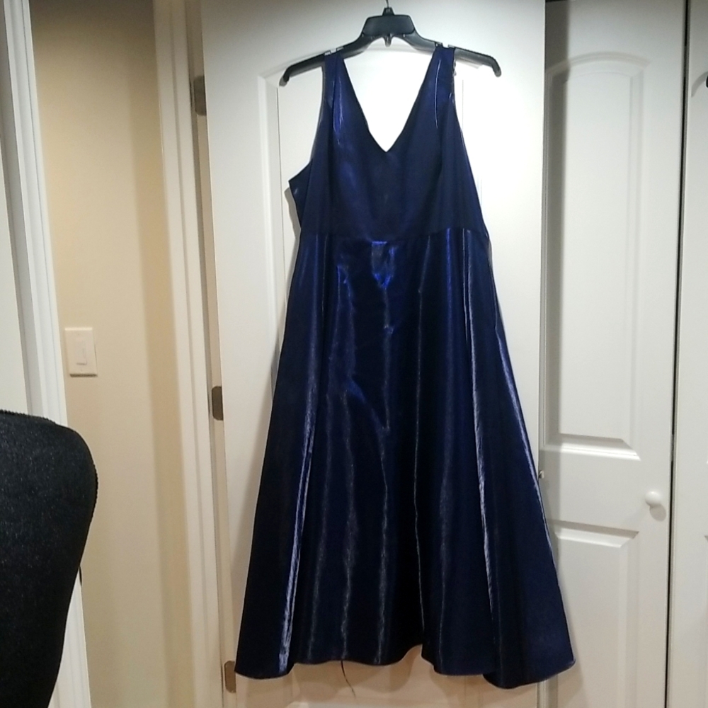 Davids Bridal V-Neck Satin Ball Gown with Crystal Strap Details Size 22 - Picture 4 of 10